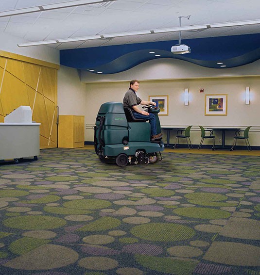 Extracteur à tapis autoporté Strive nettoyant un tapis de bureau